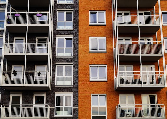 The exterior of an apartment building.